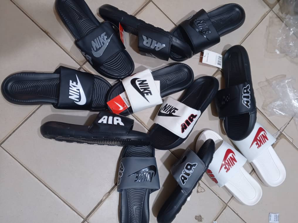 Claquettes Nike